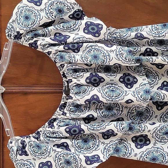 Ladies blue/white sleeveless ruffle blouse, XL. - Picture 3 of 7